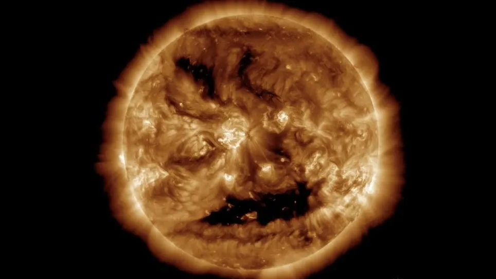 Xuat hien 'nu cuoi ma quai' cua Mat troi dung dip Halloween hinh anh