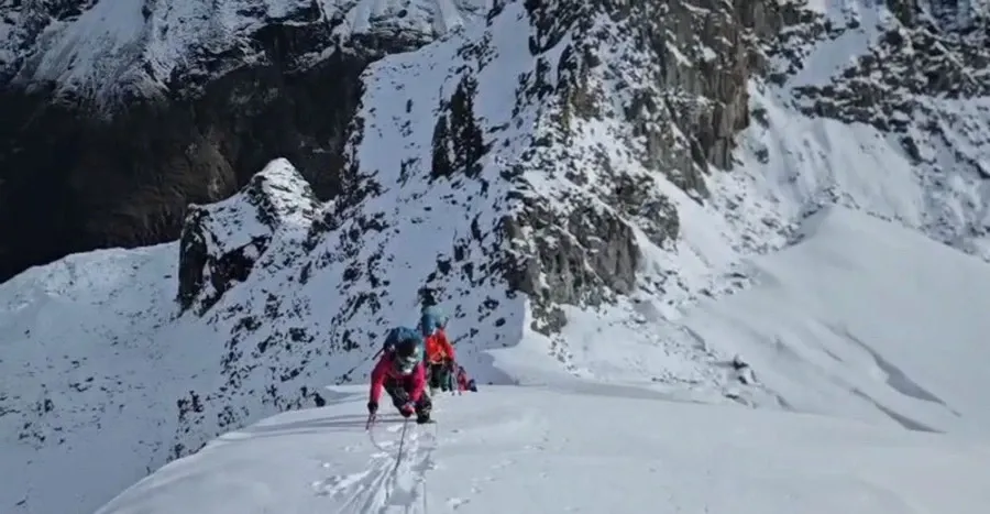 Lo tuyet tai Nepal: 3 nguoi thiet mang, nhieu nguoi mat tich hinh anh