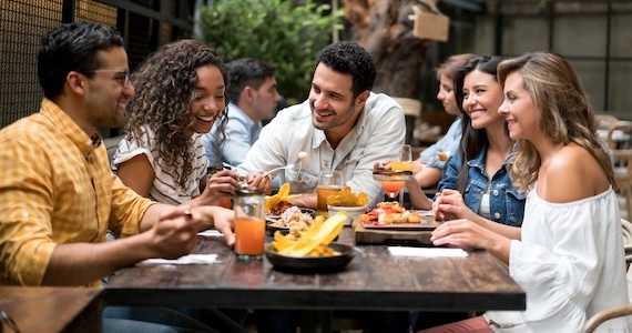 Xu huong moi cua GenZ: ngoi chung ban, quen nguoi la hinh anh