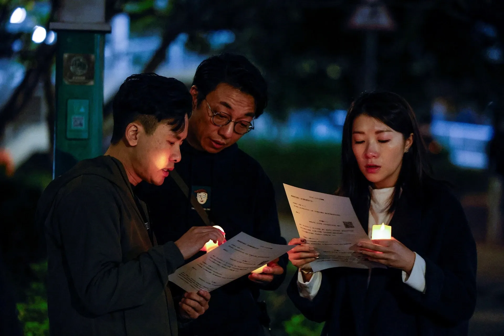 Hong Kong treo co ru ba ngay, bat them 8 nguoi hinh anh