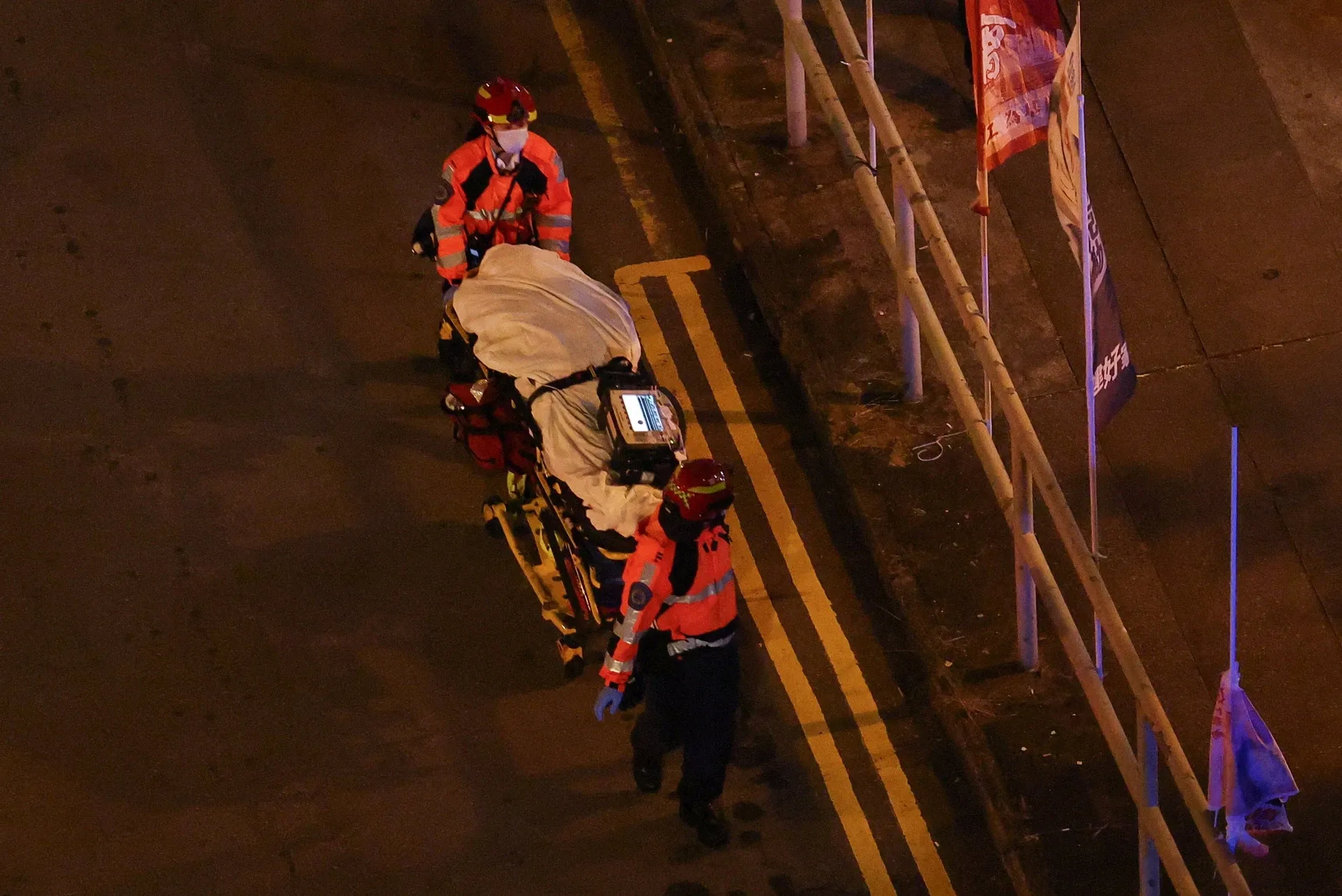 Chay o Hong Kong: Tim thay nguoi song sot sau bien lua hinh anh