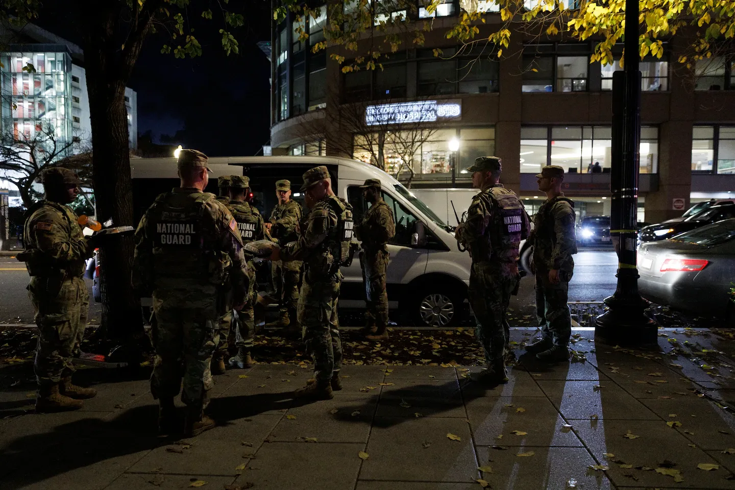 2 ve binh Quoc gia My bi ban gan Nha Trang hinh anh