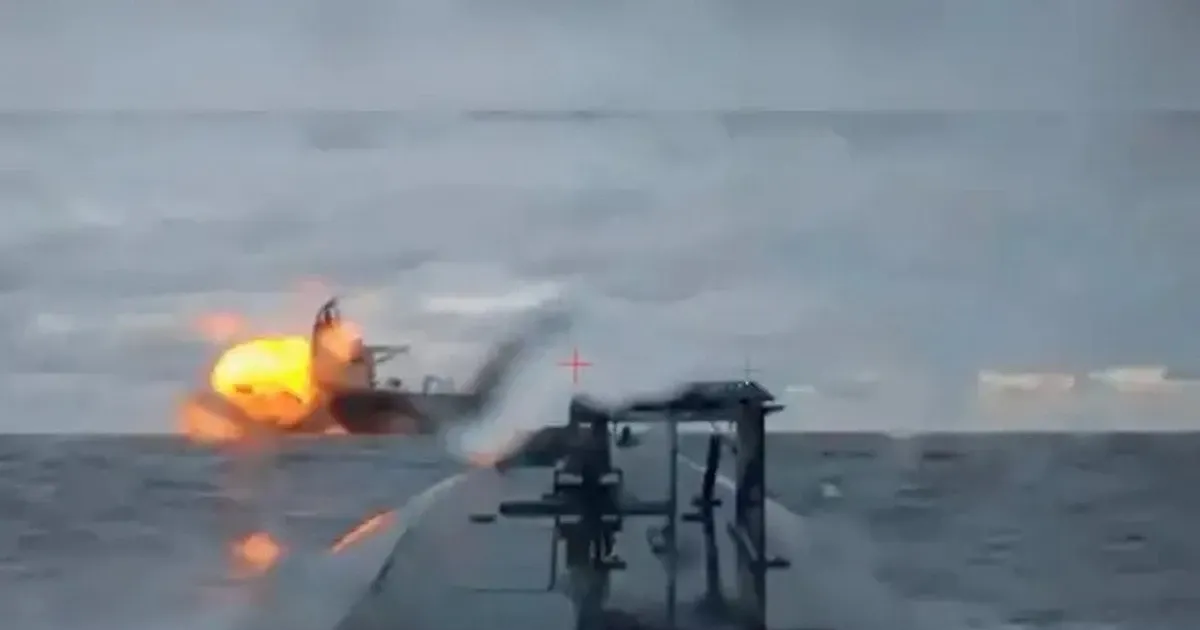 Ukraine tan cong 2 tau cho khi tai Nga hinh anh