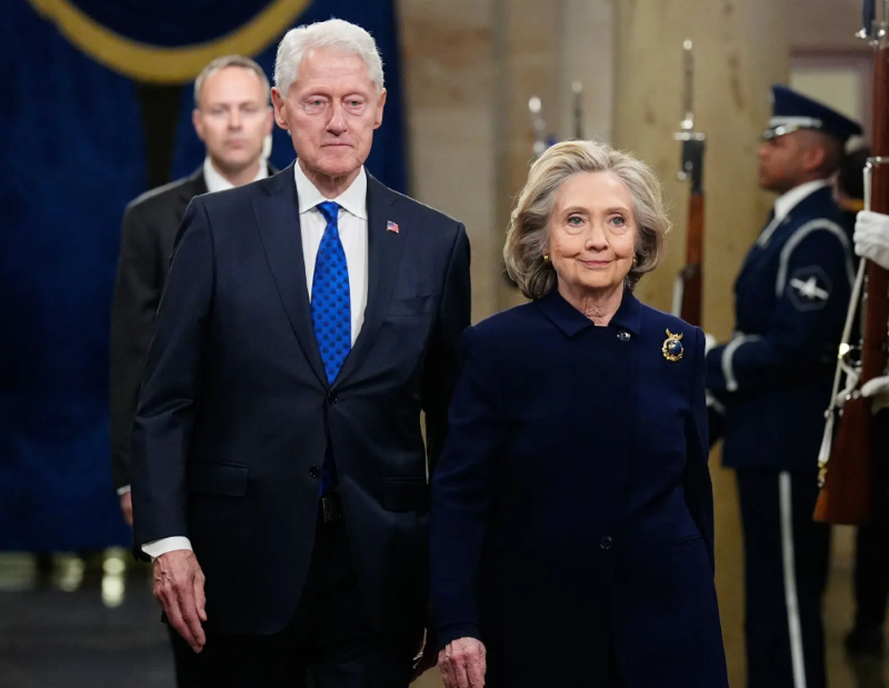 Ha vien My khong 'nuong tay' voi vo chong Clinton trong vu Epstein hinh anh