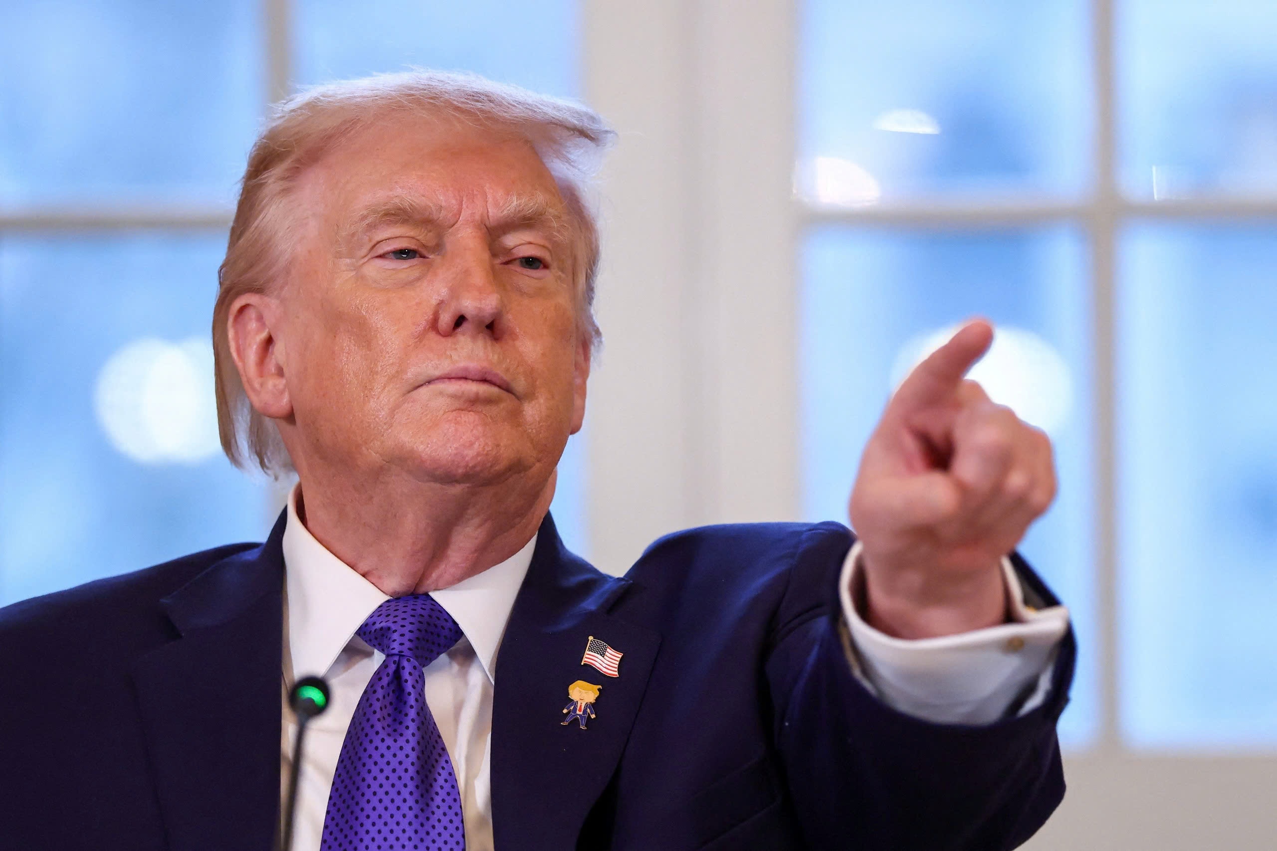 Ong Trump doa ap thue 25% voi moi quoc gia lam an voi Iran hinh anh