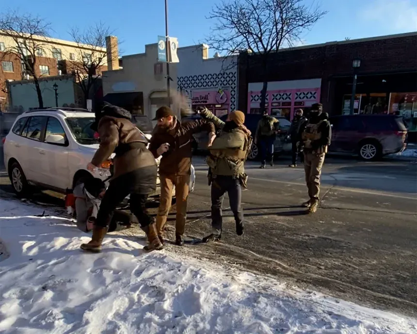 Nghet tho giay phut dac vu ban 10 phat dan vao cong dan My hinh anh