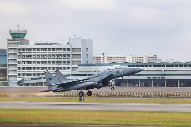 Can cu khong quan Singapore bi de doa danh bom hinh anh