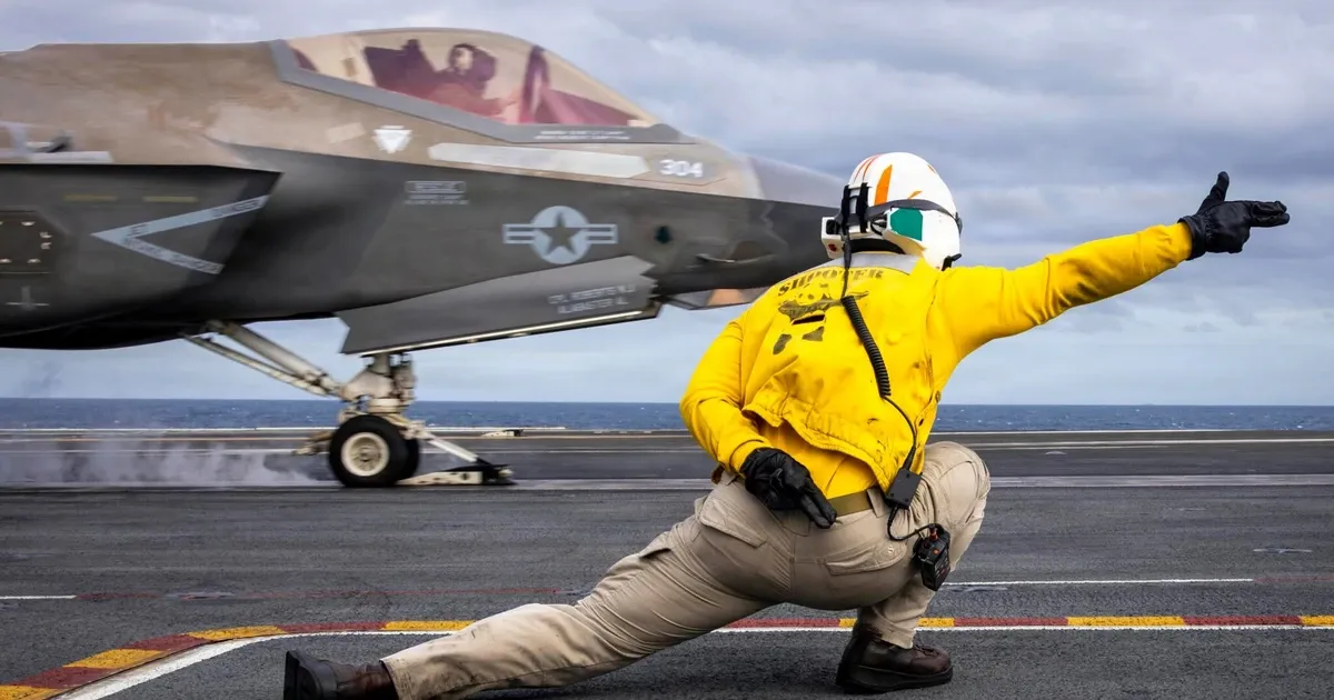 Tau san bay My tien vao Trung Dong, kich ban nao cho Iran? hinh anh