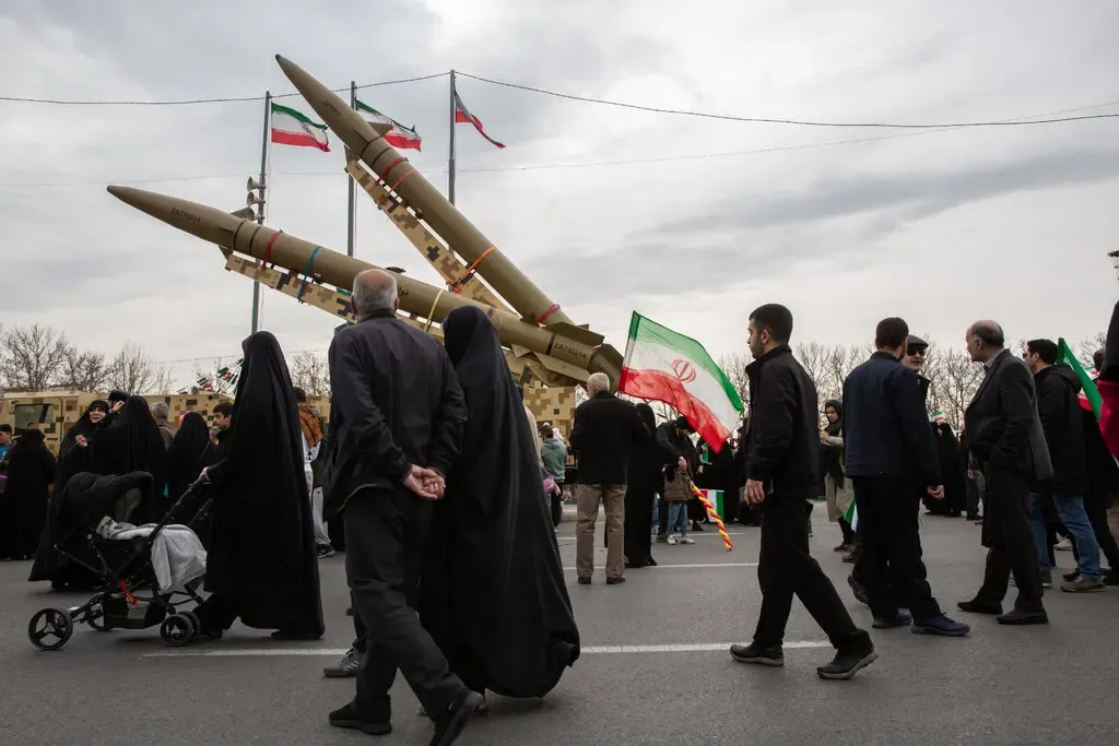 Nguoi dan Iran gong minh trong bao gia va noi lo chien su hinh anh
