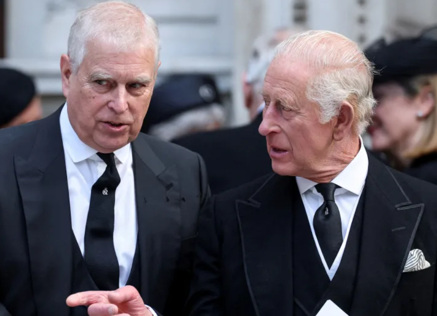 Vua Charles cat dut voi em trai, Hoang gia Anh doi mat khung hoang lon hinh anh