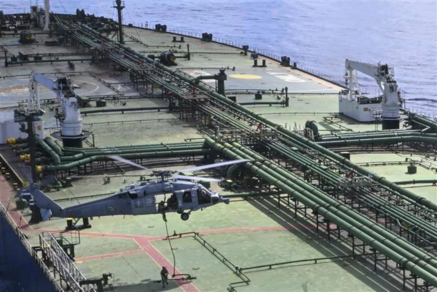 Binh si My du day dot kich bat tau cho dau Iran hinh anh