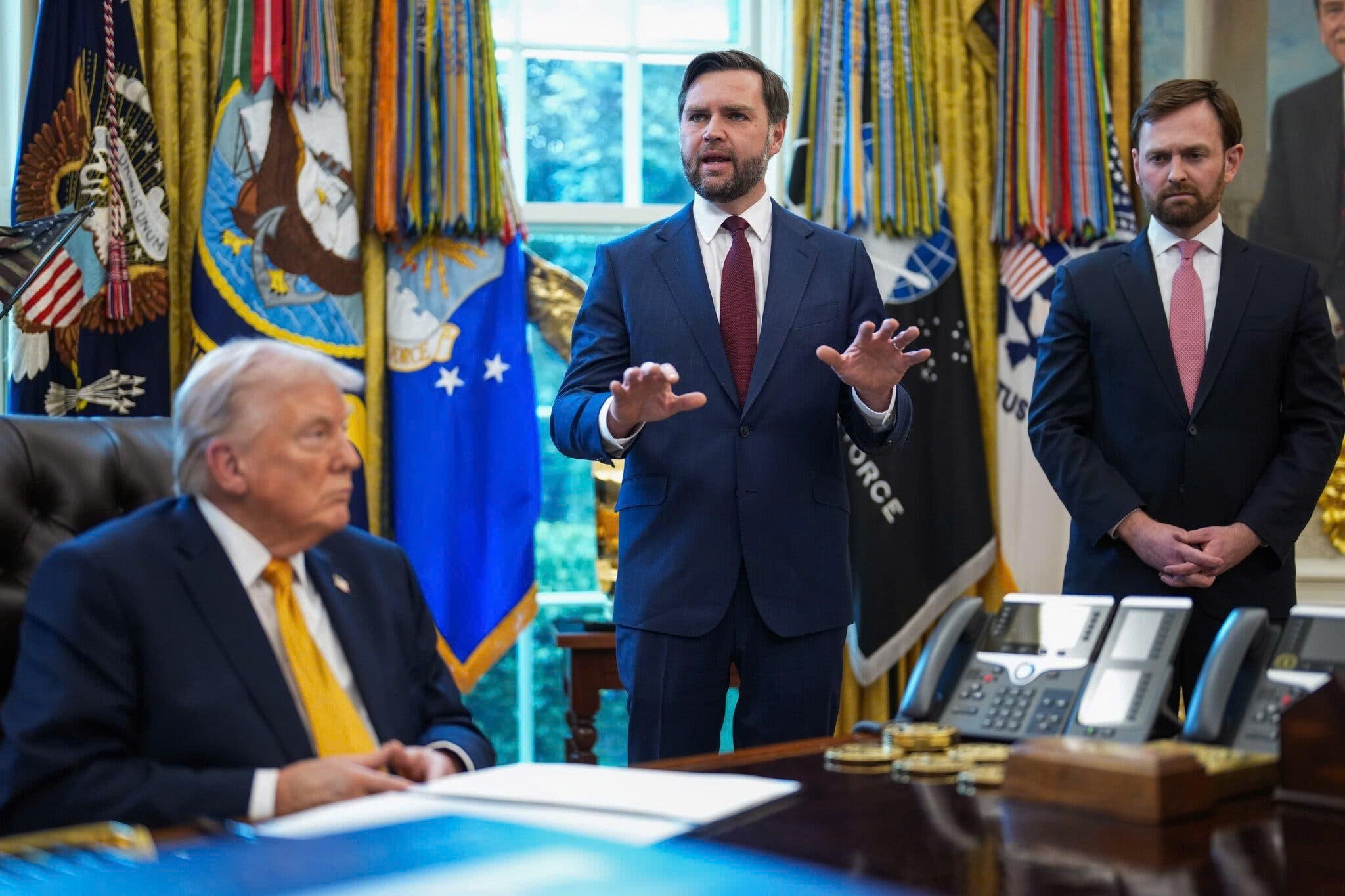 Ong Trump 'soc' vi su dap tra quyet liet cua Iran hinh anh