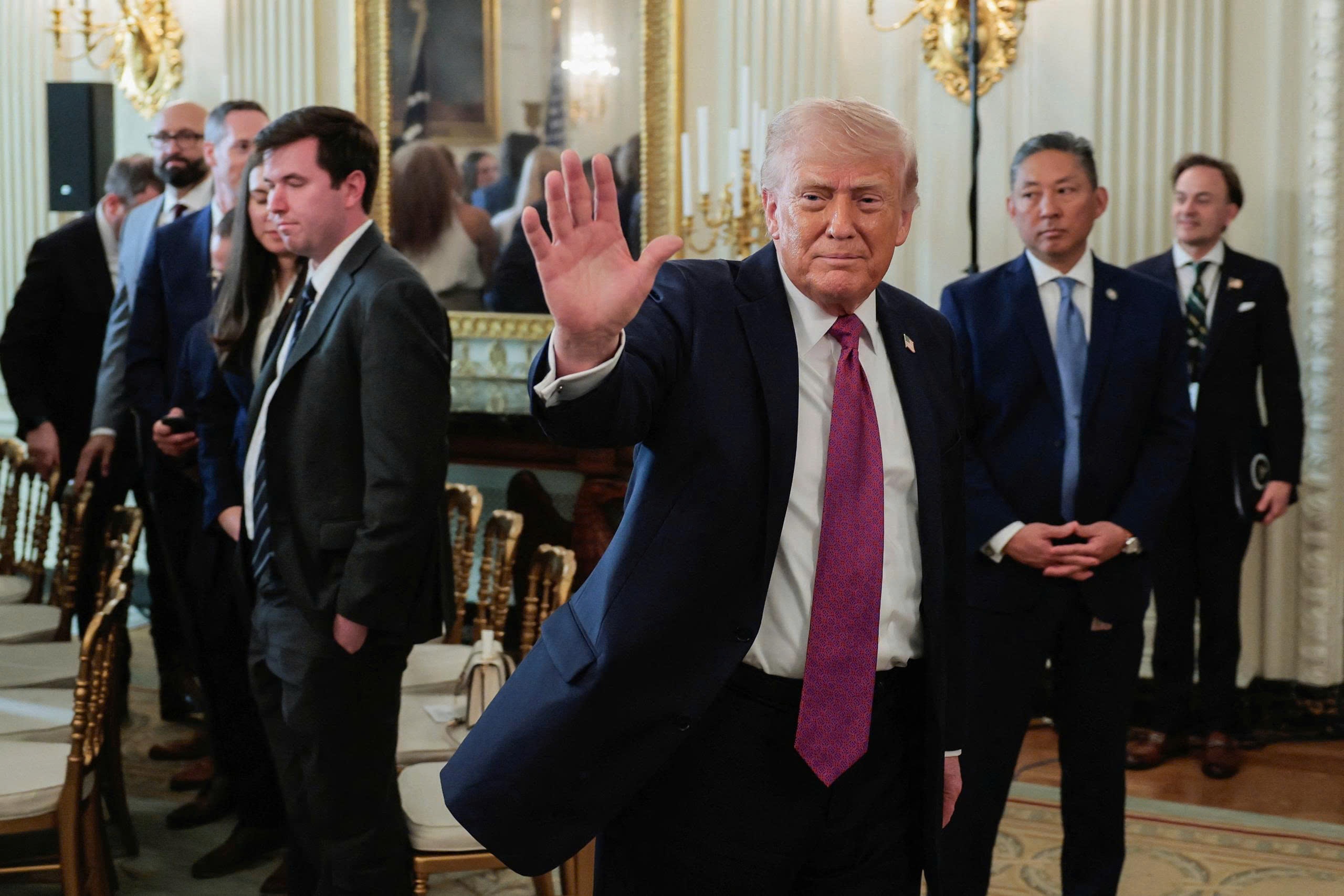 Ty le tin nhiem giam ky luc, ong Trump noi 'tham do gia mao' hinh anh