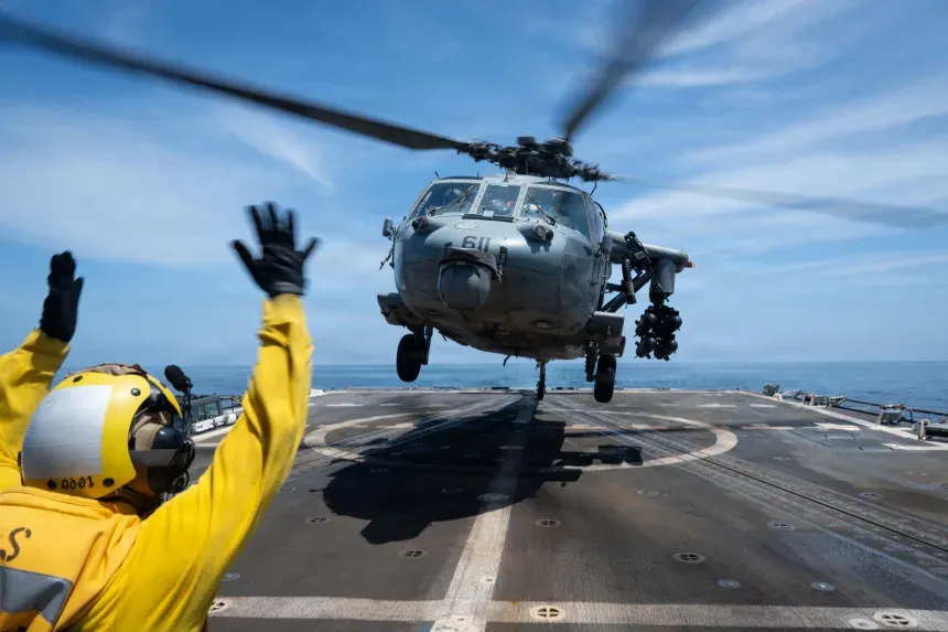 My canh bao phong toa cac cang cua Iran 'vo thoi han' hinh anh