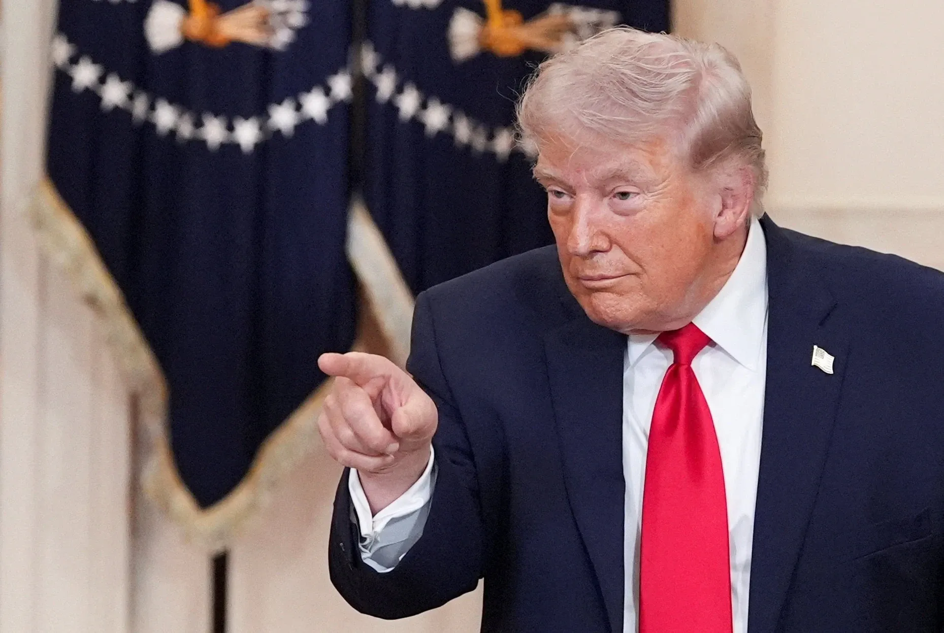 Tong thong Trump gay chan dong hinh anh