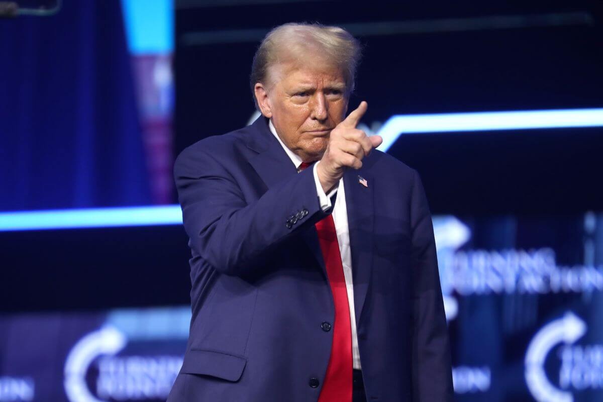 Tong thong Trump canh bao Iran tra dua ngay tren dat My hinh anh