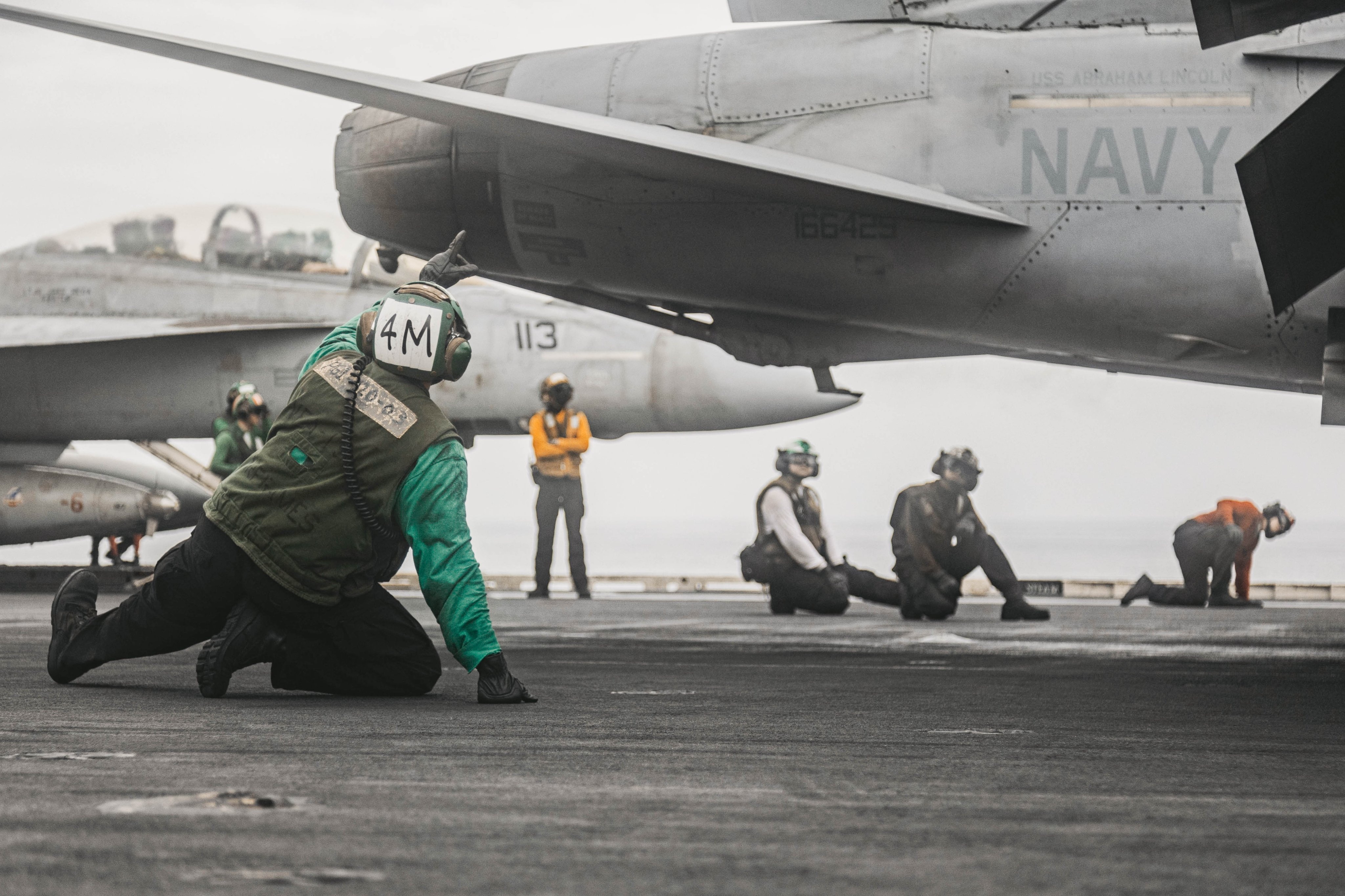 Tau san bay My don dap tan cong Iran hinh anh