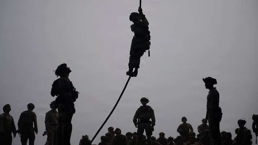 My giai cuu phi cong lai tiem kich bi Iran ban ha hinh anh