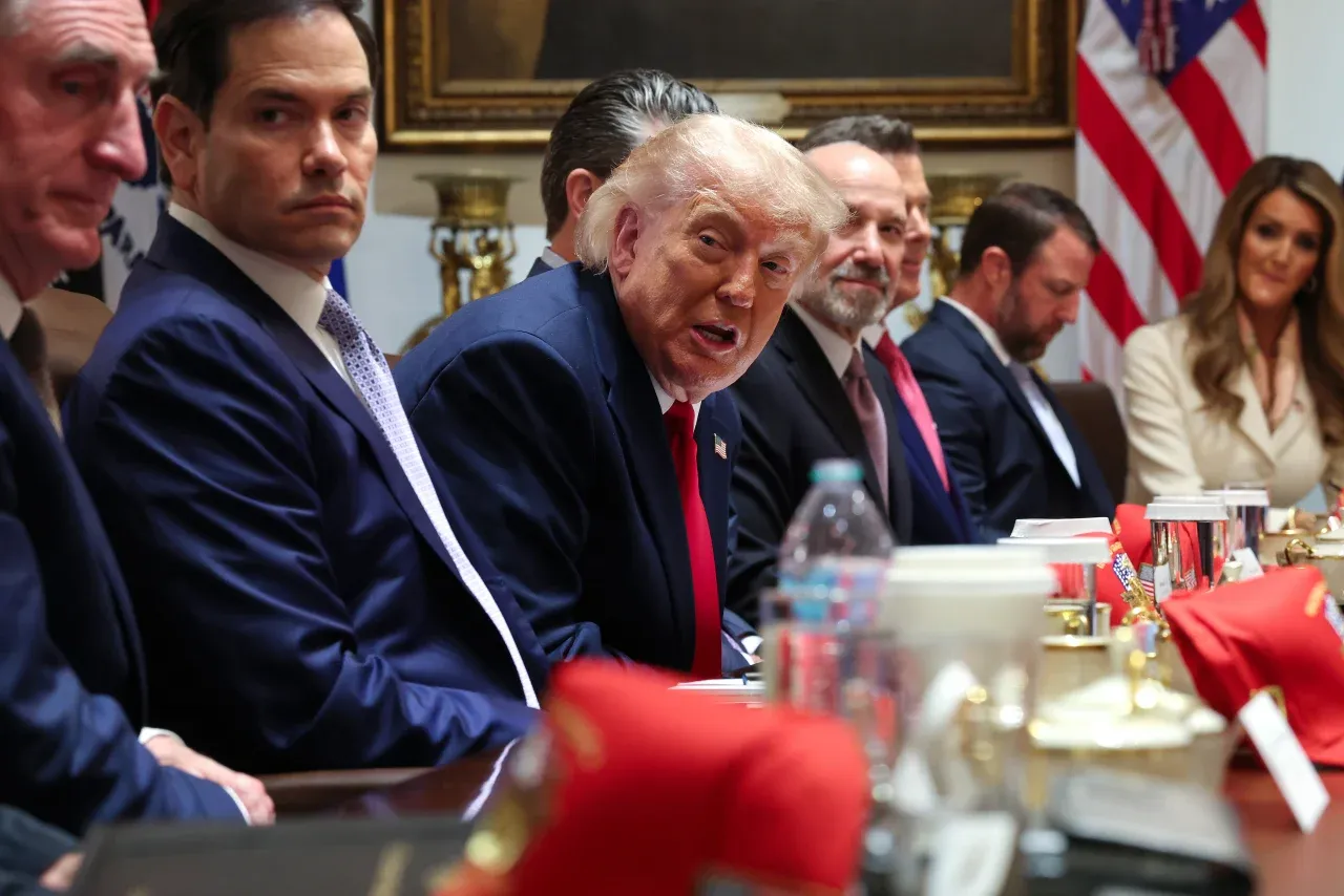 Ong Trump trieu tap noi cac va noi 'khong voi dat thoa thuan voi Iran' hinh anh