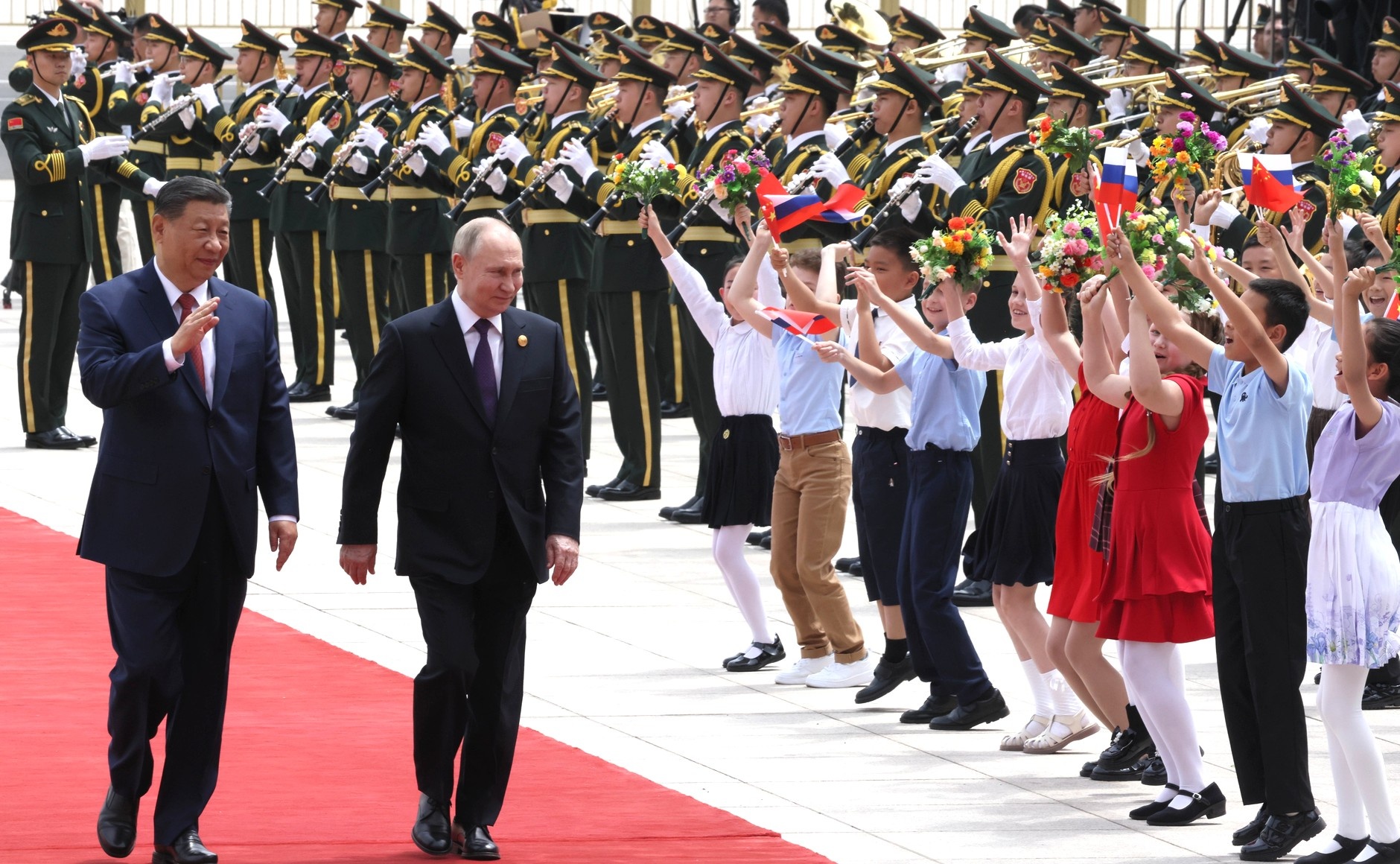 Cac em thieu nhi vay co hoa chao mung Tong thong Putin hinh anh