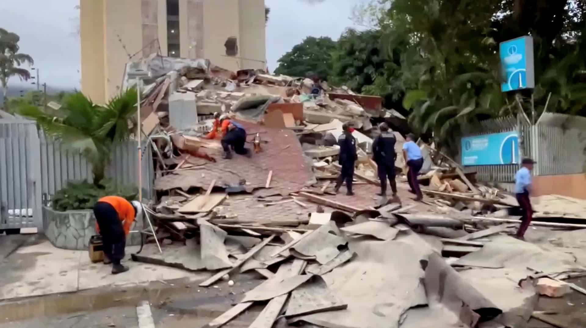 Dong dat 7,1 do rung chuyen Venezuela, loat toa nha sup do hinh anh