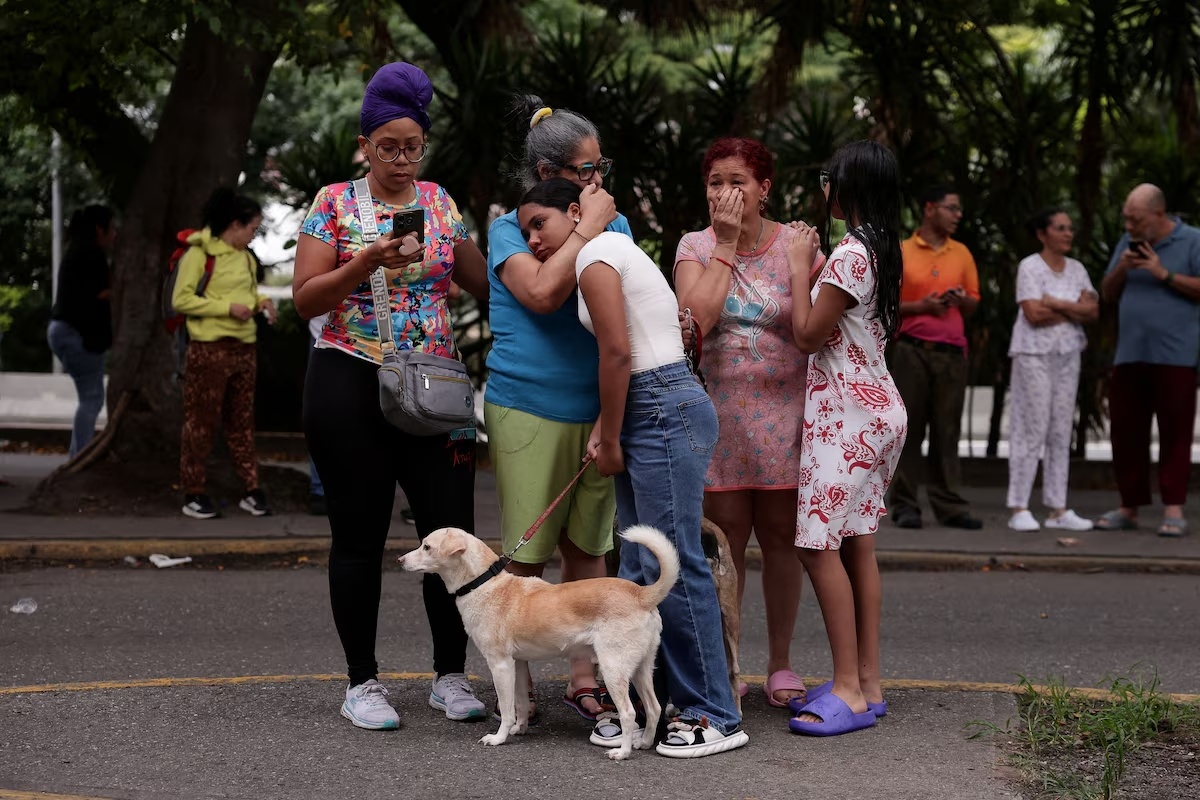 Nguoi dan Venezuela hoang so vi loat toa nha do sap do dong dat 7,5 do hinh anh