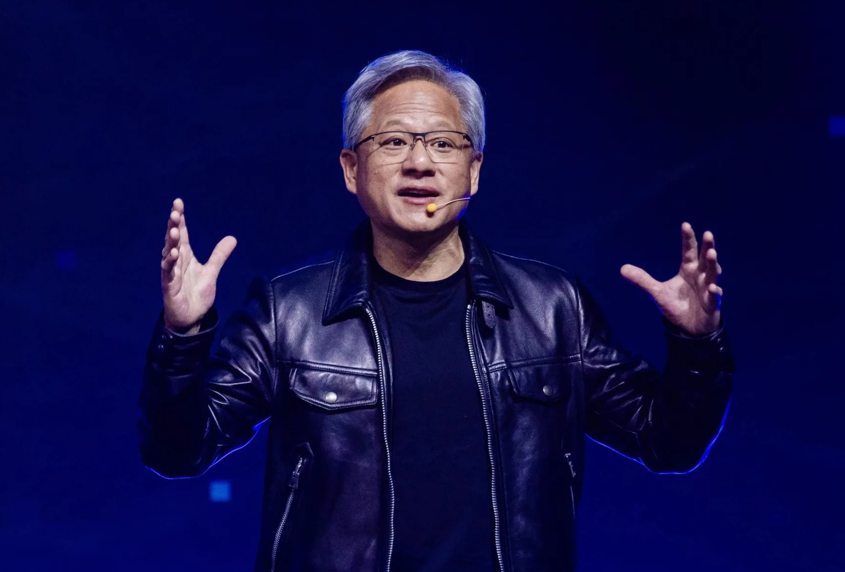 Áo khoác da biểu tượng của CEO Nvidia đấu giá gần 1 triệu USD