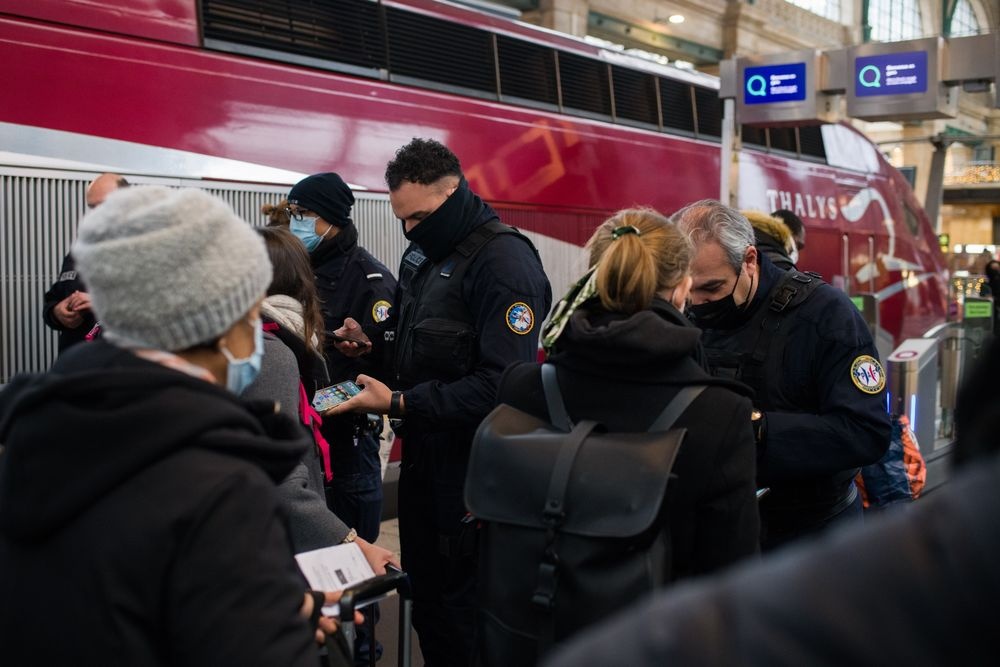 Omicron sap tro thanh bien chung thong tri tai Phap hinh anh