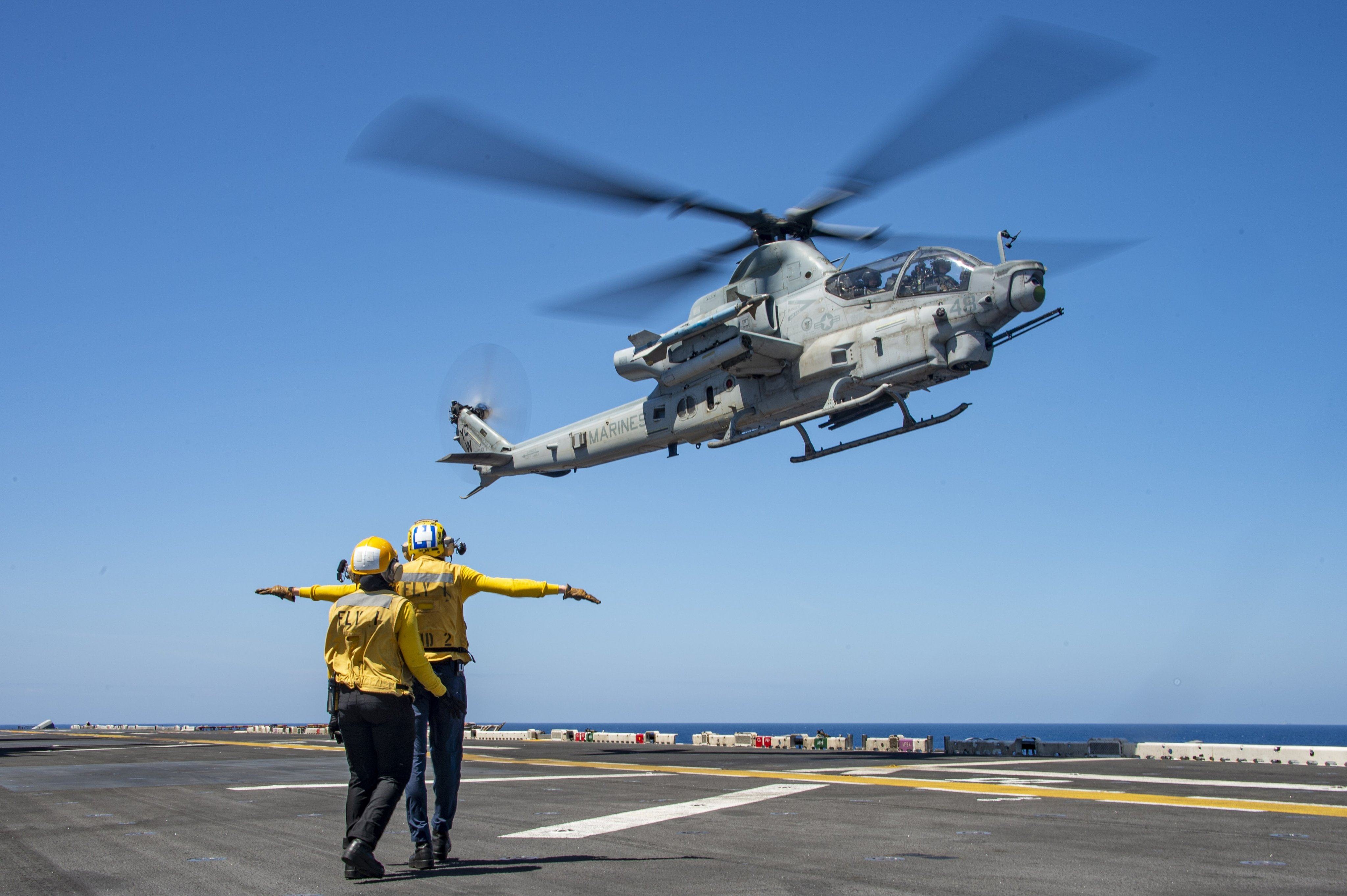 My cu hai nhom tau tan cong den Bien Dong hinh anh