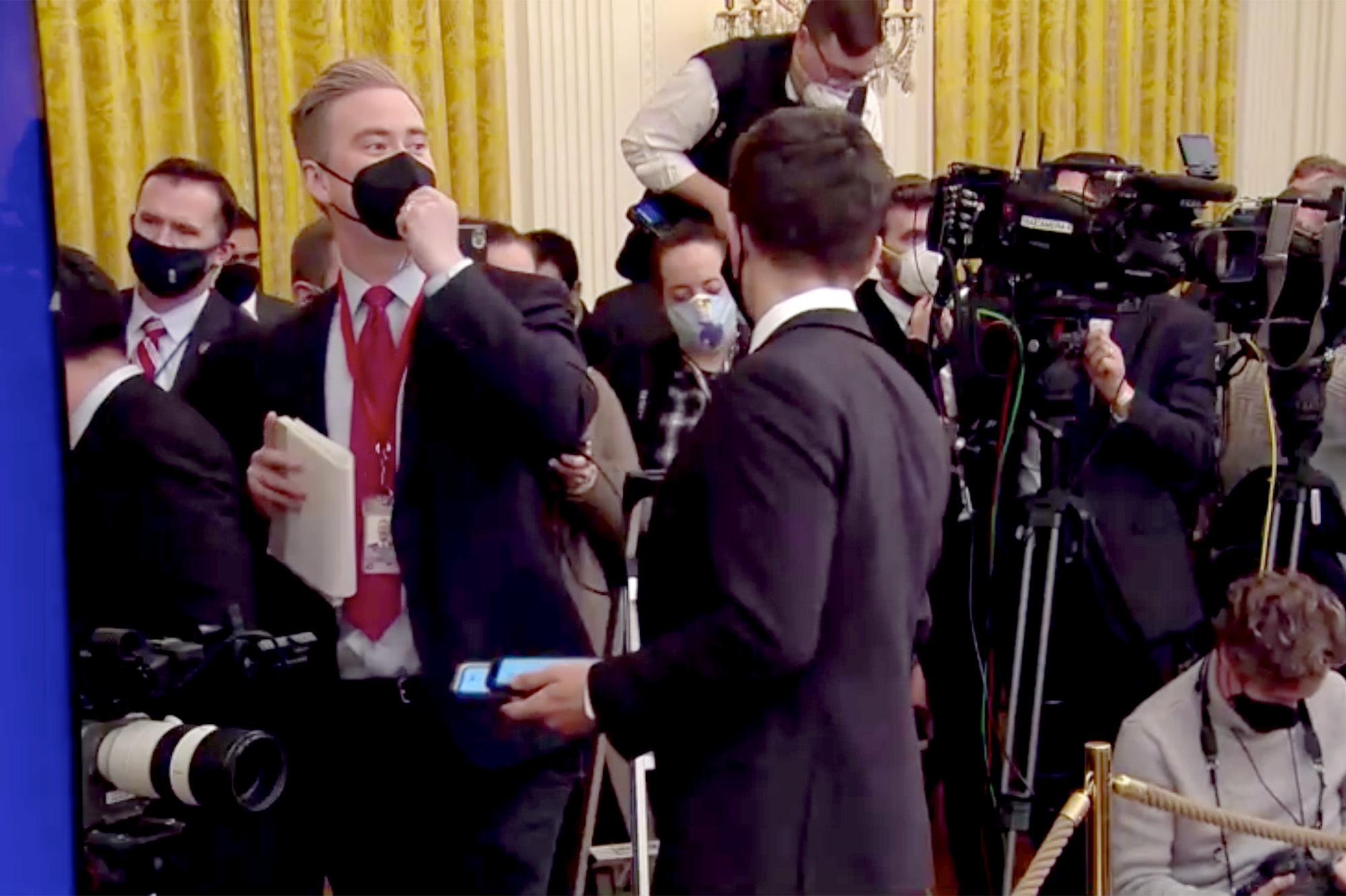 Biden xuc pham phong vien Fox News. anh 1