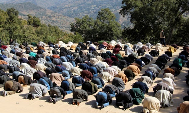 Hang tram nguoi tien dua cau be Rayan Awram. anh 2