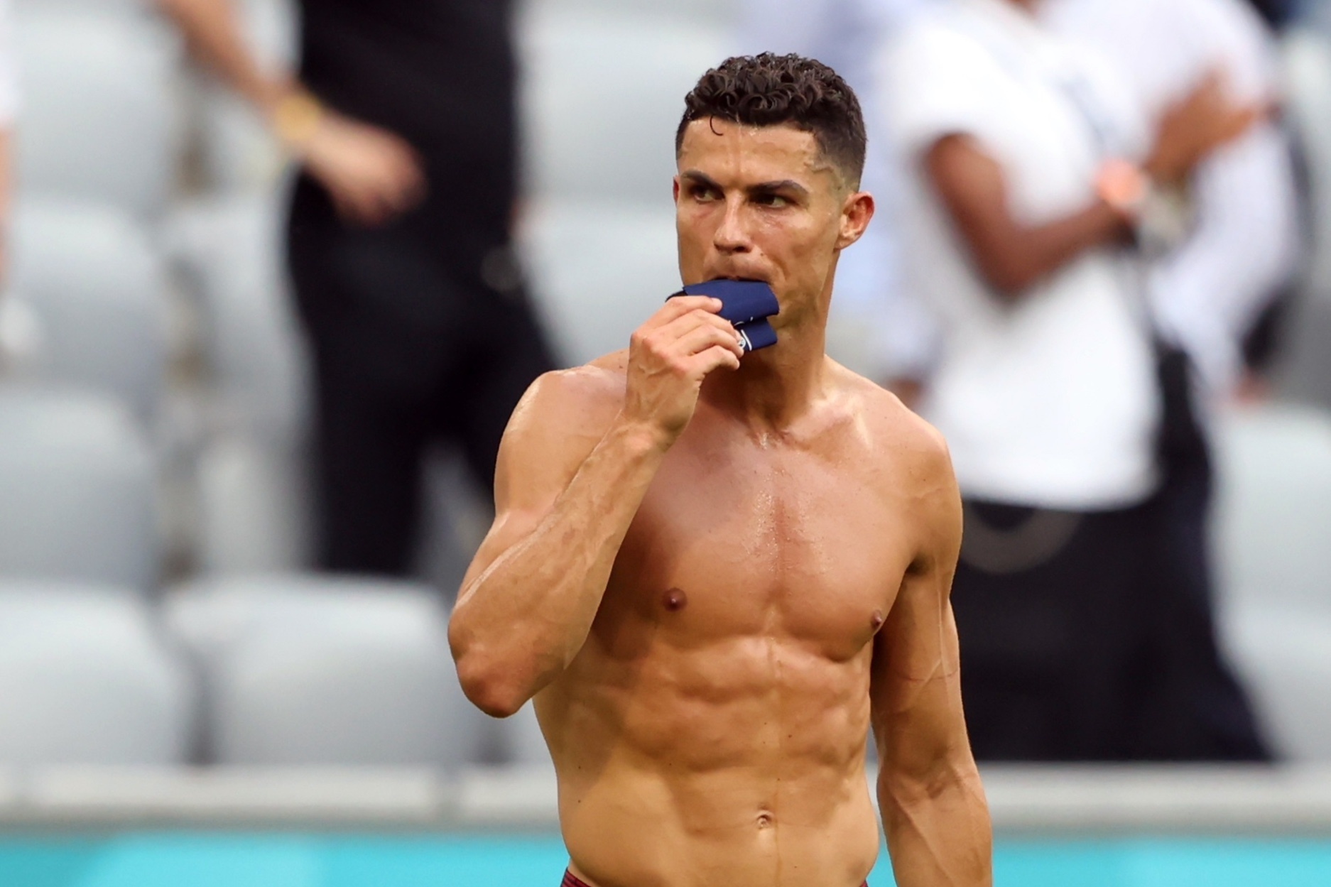 Co bung 6 mui cua Ronaldo hinh anh