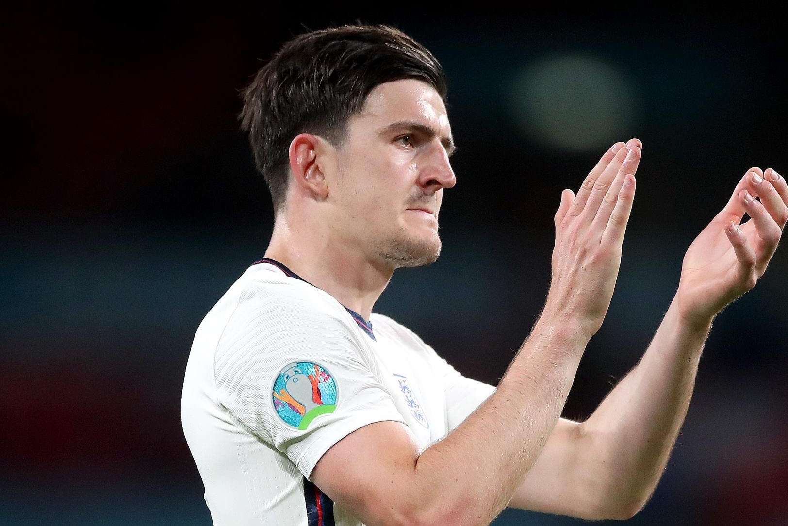 Hang thu dang cuu vot tuyen Anh khoi be mat hinh anh