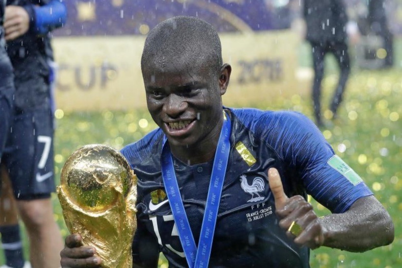 Ly do khien doi thu kho lay bong trong chan Kante hinh anh