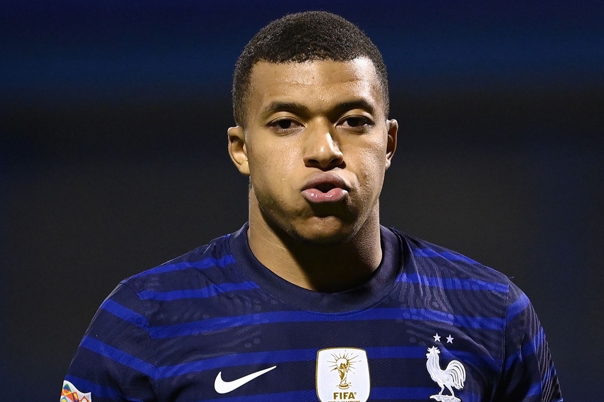 Khi Mbappe can lay Ronaldo lam dong luc hinh anh