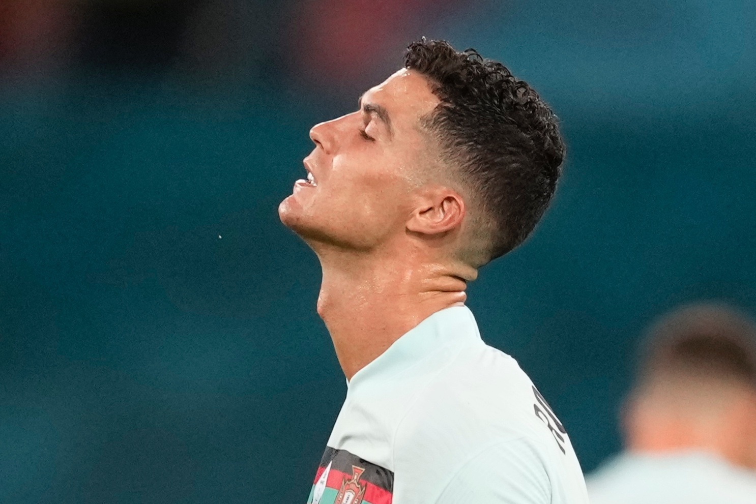 Bang doi truong va cu nem bat luc cua Ronaldo hinh anh