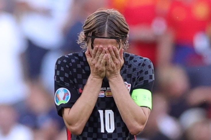 Modric om mat that vong roi Euro 2020 hinh anh