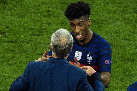 Cau thu Phap cai tay doi voi HLV Deschamps tren san hinh anh