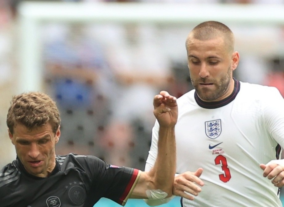 Mourinho nen de yen cho Shaw da hinh anh