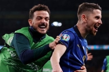 Jorginho tu tin gianh Qua bong vang 2021 hinh anh