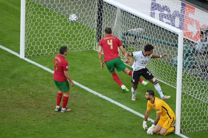 Vi sao nhieu ban phan luoi nha xuat hien tai Euro 2020? hinh anh