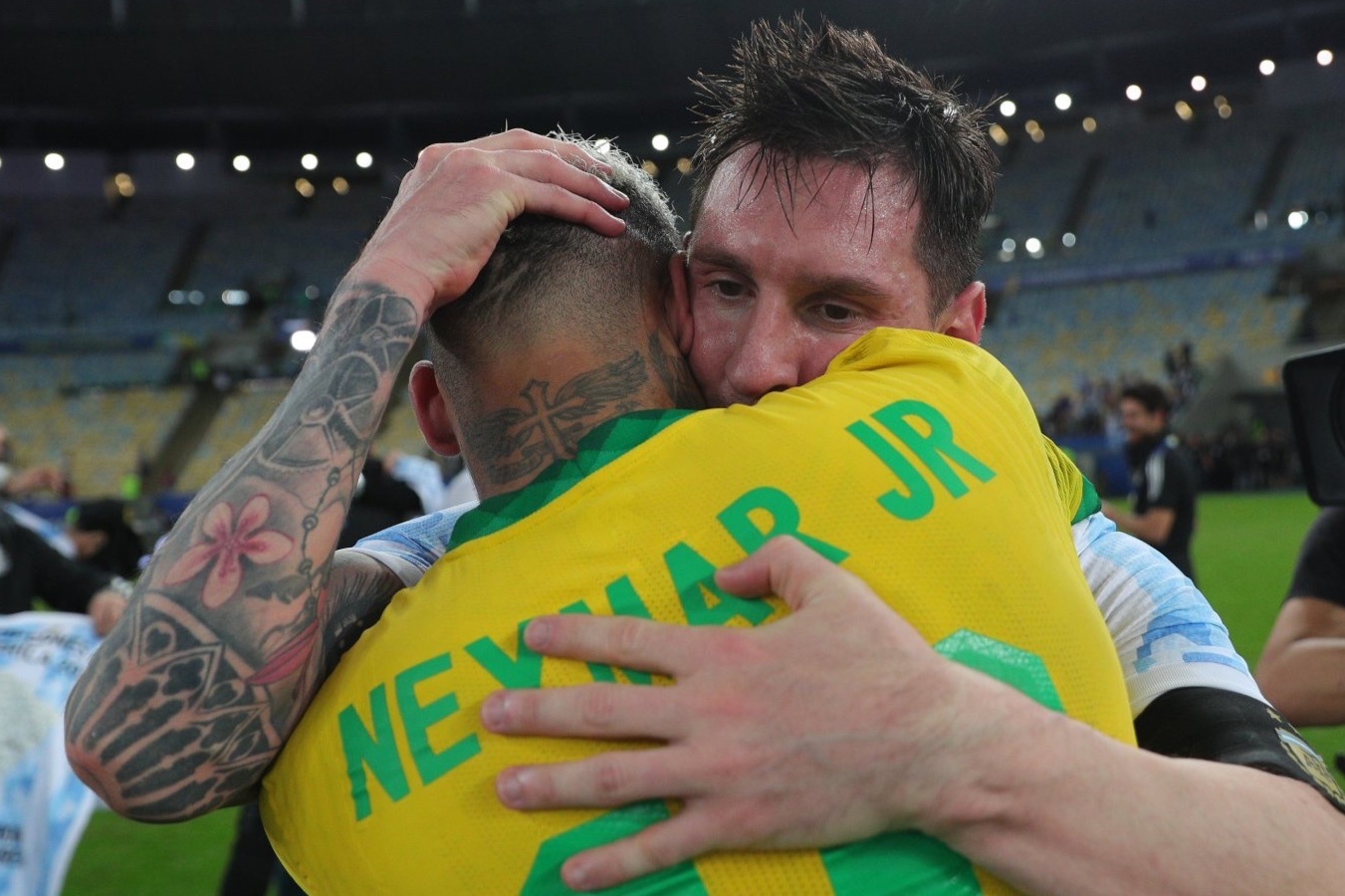 Messi an ui Neymar sau khi vo dich hinh anh