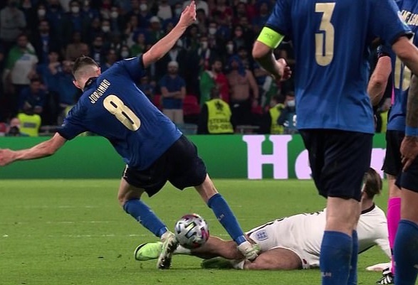 Jorginho dap gam giay vao Grealish hinh anh