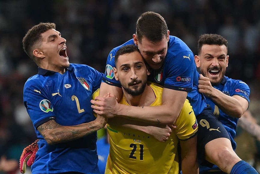 Ly do Donnarumma ngo ngac du can duoc cu sut cua Saka hinh anh