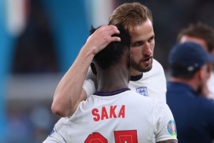 Dieu Saka nhan duoc sau Euro 2020 hinh anh