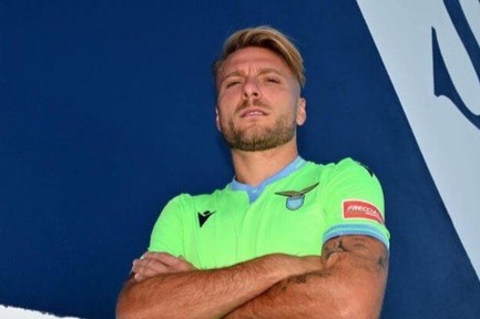 Serie A cam cac doi bong mac ao xanh la cay hinh anh