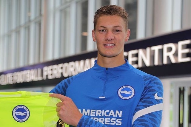 Tan binh co chieu cao ky luc den Premier League hinh anh