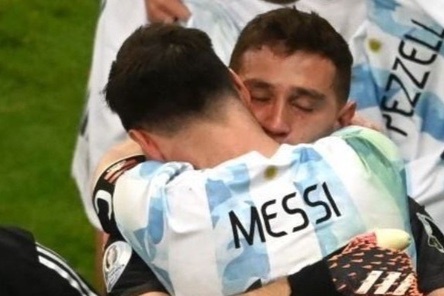 Martinez: 'Toi nguyen chet vi Messi' hinh anh