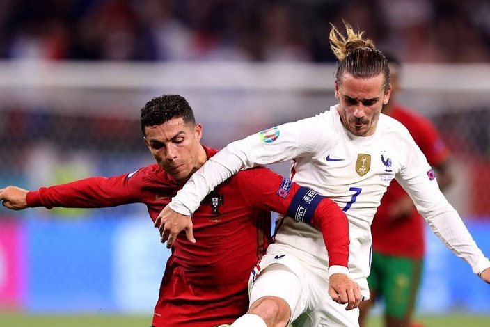 Griezmann co the tro thanh dong doi cua Ronaldo mua toi hinh anh