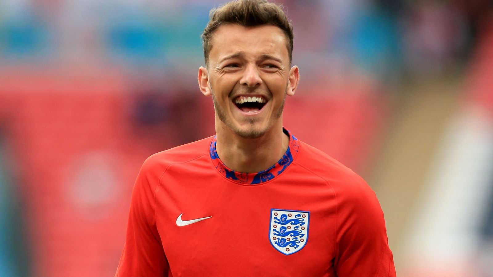 Vi sao Ben White dat gia hon Raphael Varane? hinh anh